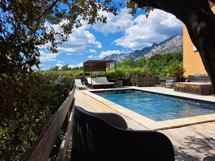 Chambre d’hôte pour 4 personnes, avec terrasse et piscine ainsi que jacuzzi et jardin