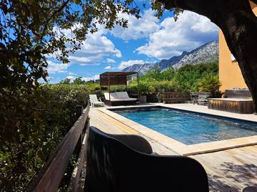 Chambre d’hôte pour 4 personnes, avec jacuzzi et piscine ainsi que jardin et terrasse à Puyloubier