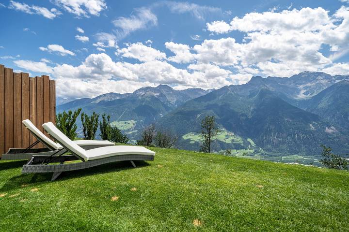 Entire apartment, Holiday Apartment "Paflur Lodges Abendrot" with Mountain View, Private Terrace & Wi-Fi in Tanas, Laas