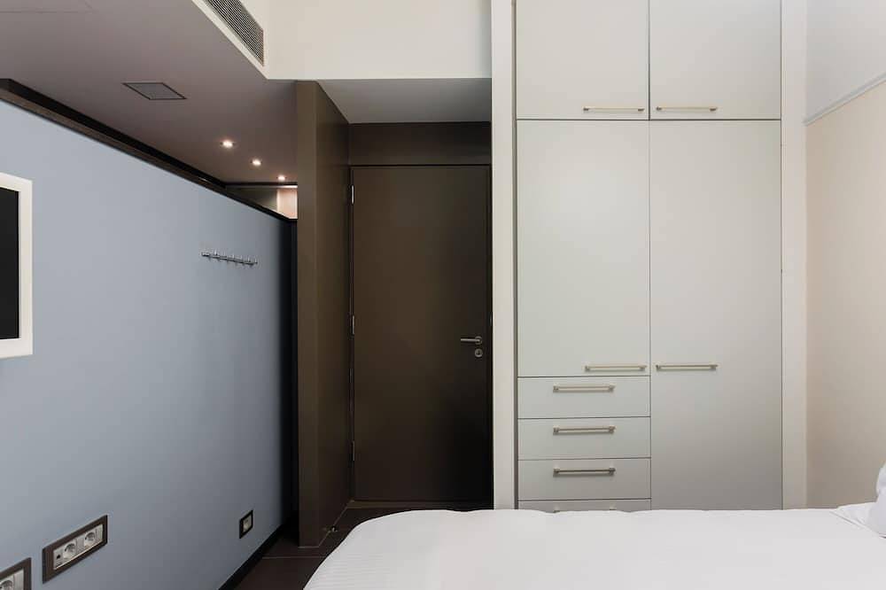 Entire apartment, Plaka: Stylish Flat Overlooking Cathedral Sq. in Central Section of Athens, Athens