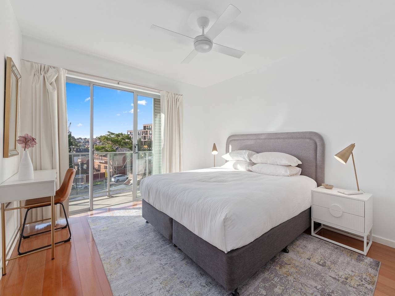 Apartamento entero, Luminoso apartamento de 2 dormitorios con balcón y garaje in Sídney, Nueva Gales del Sur