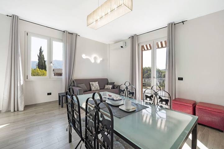 Gîte pour 5 personnes, avec jardin et balcon, adapté aux familles à Cisano sul Neva