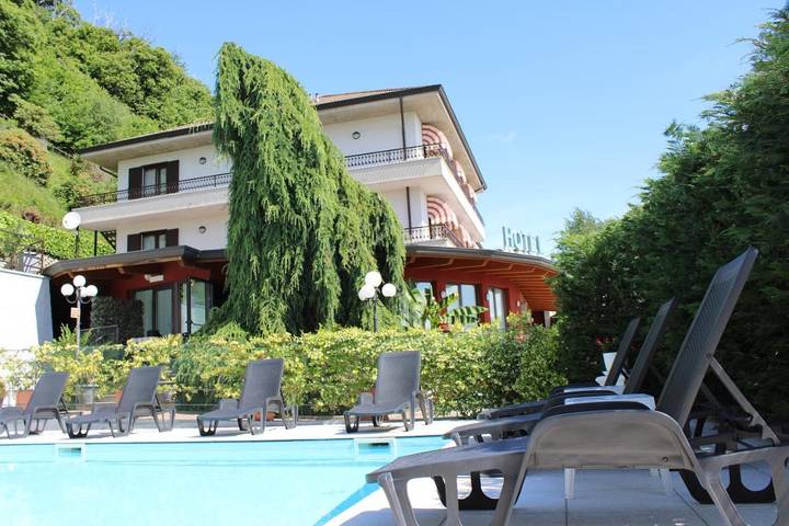 Hôtel pour 2 personnes, avec Terrasse ainsi que Jardin et Piscine dans Massino Visconti