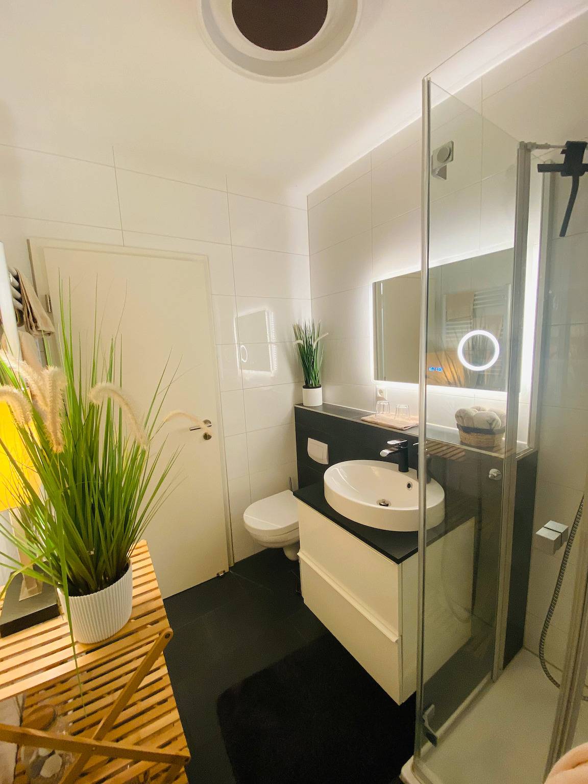 Habitación doble con baño privado y acceso independiente in Laatzen, Región de Hannover