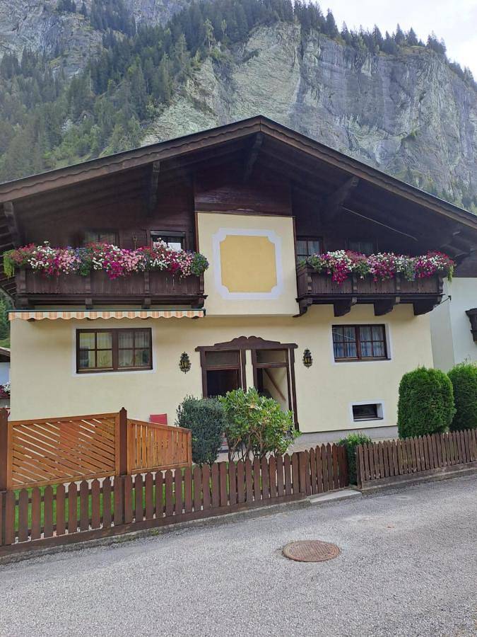 Ferienwohnung für 5 Personen, mit Balkon und Terrasse sowie Ausblick in Hüttschlag