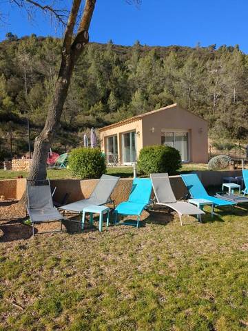 Gîte pour 2 personnes, avec vue ainsi que piscine et jardin, animaux acceptés à Vins-sur-Caramy