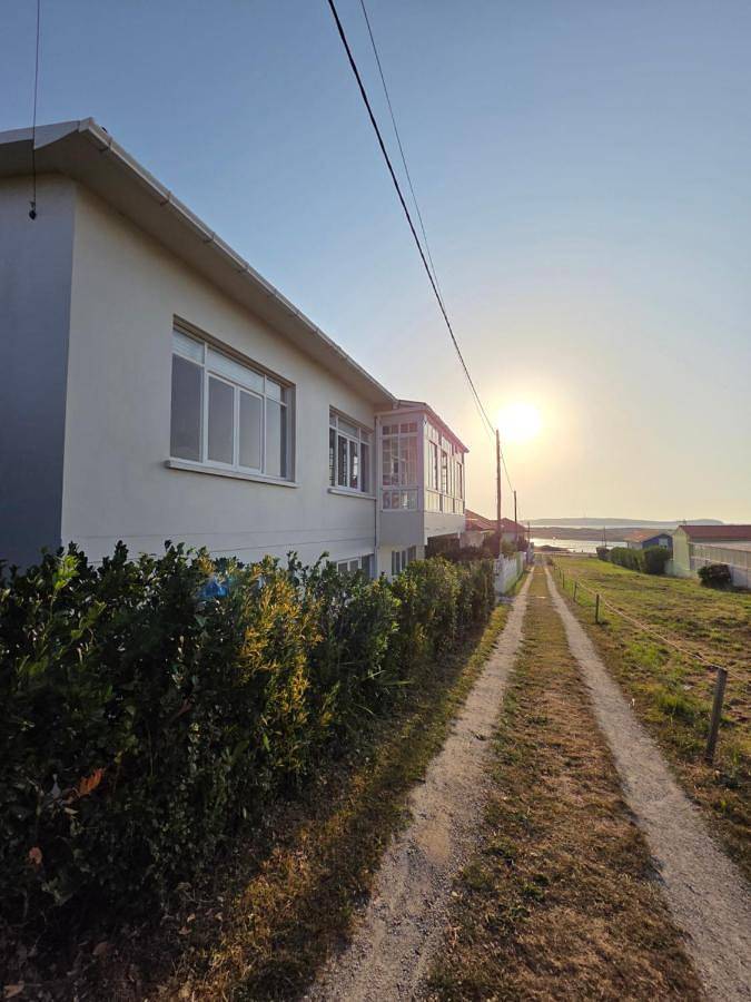 Apartamento para 5 personas, con vistas además de vistas al lago y jardín en Valdoviño