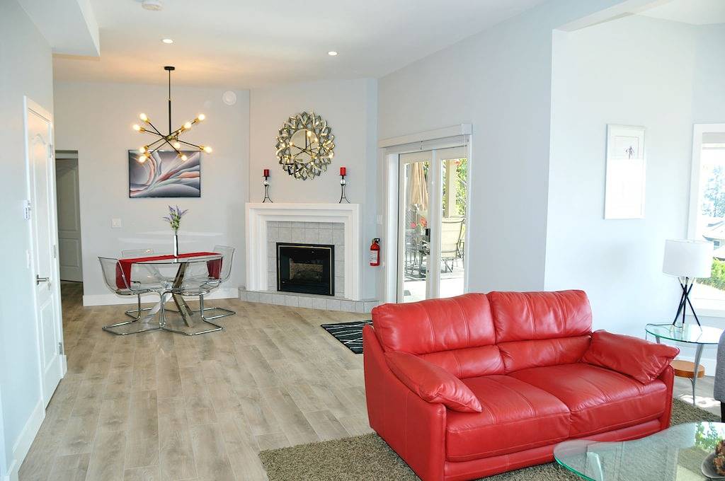 Serene, modern suite with spectacular lake views in Peachland, Regional District of Central Okanagan