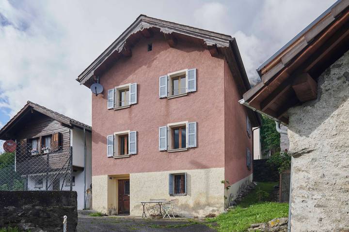 Vacation rental for 9 people, with terrace and yard, with pets in Mesocco