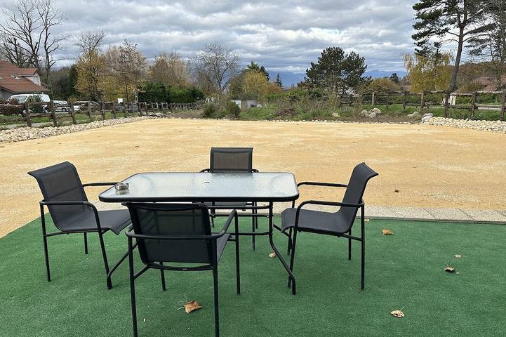 Entire apartment, T1 Triplex-Apartment-Ensuite-Mountain view in Neydens, Saint-Julien-en-Genevois region