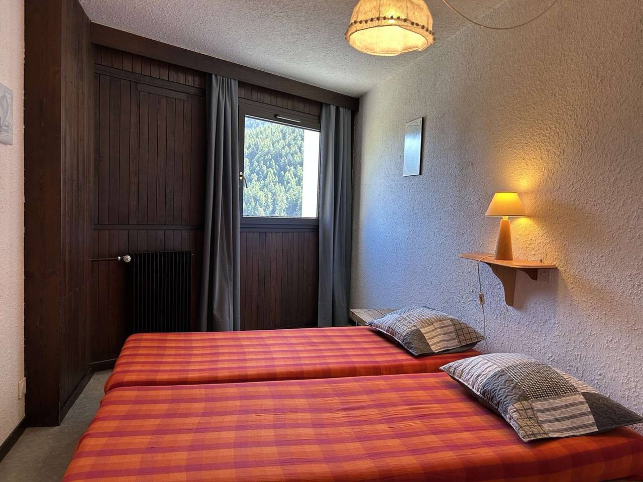 Appartement entier, Appartement Montgenèvre: 6 pers, 2 ch + coin montagne, balcon, parking, prox commerces in Montgenèvre, Région de Briançon