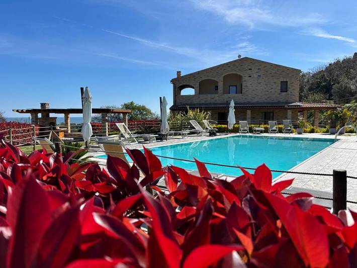 Location de vacances pour 2 personnes, avec Terrasse ainsi que Jardin et Piscine à Cupra Marittima - 2