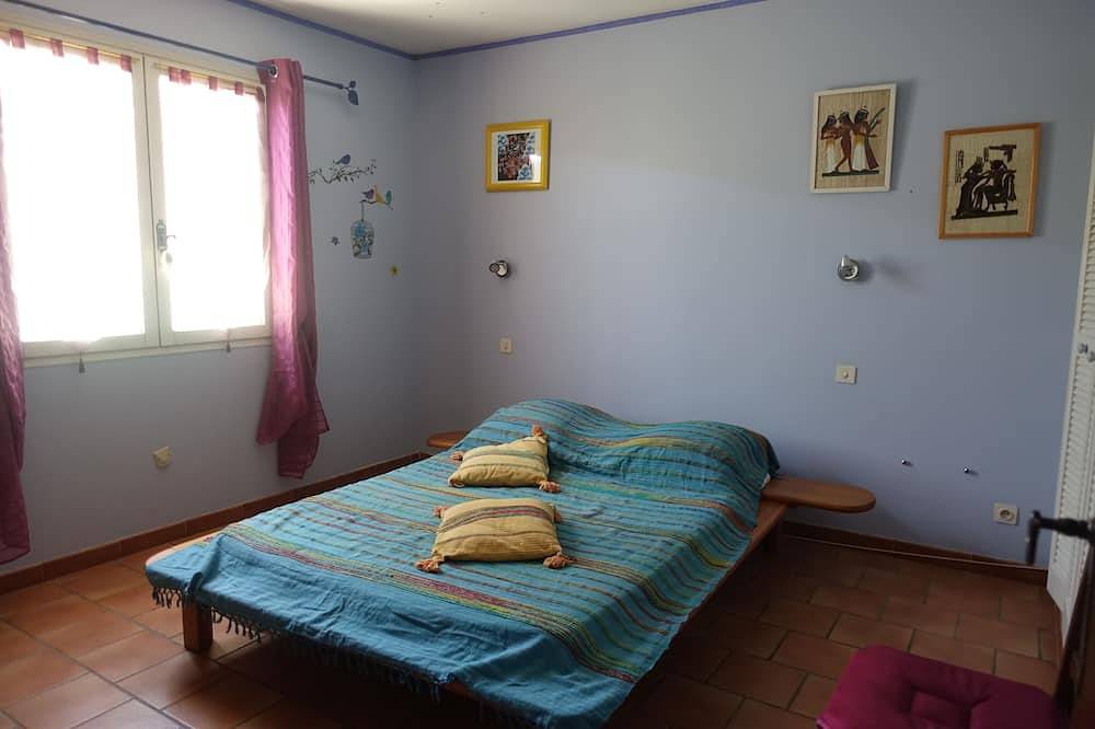 Le clos des oliviers, quiet, sunny villa, swimming pool, boules court in Ventabren, Aix-en-Provence region