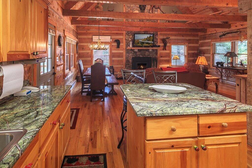 Gemütliche Bärenkabine: Whirlpool, Kicker, Billardtisch, Gasgrill, Holzplatz, Schlafmöglichkeiten für 8, 10% Last-Minute-Rabatt verfügbar in Blue Ridge Parkway, Seven Devils