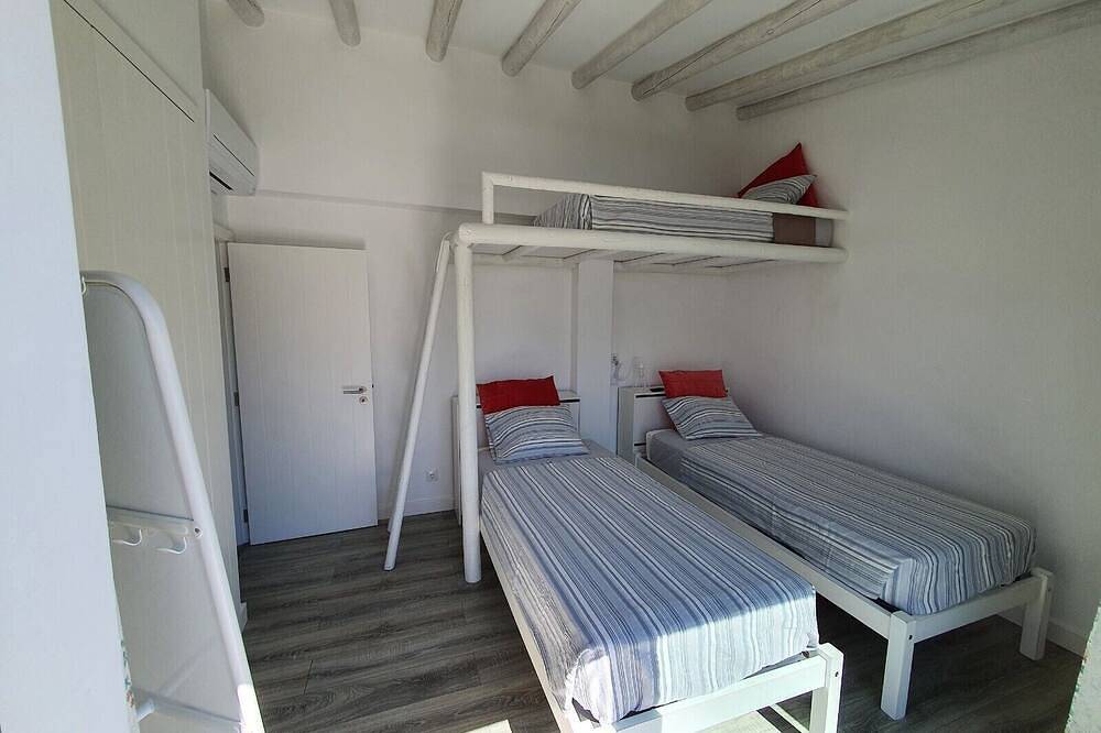 Villa 4 Suits +1, Walking Distance From The Beach, Swimming Pool, Ac, Parking in Praia do Carvalhal, Carvalhal