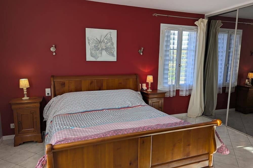 Geräumiges Ferienhaus mit privatem Pool und Garten, ideal für Familien mit Haustieren in Esse, Charente