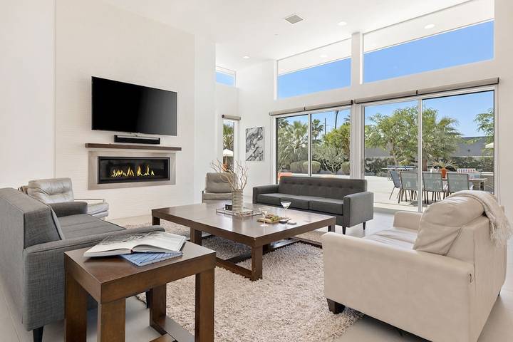 Vacation rental for 12 people, with yard and hot tub as well as terrace, with pets in Riverside County