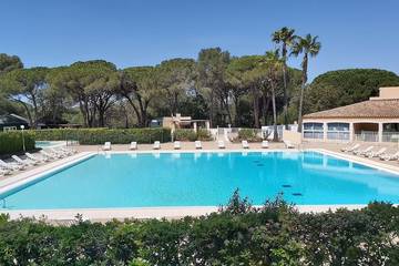 Gîte pour 4 personnes, avec piscine ainsi que balcon et jardin, animaux acceptés dans Golf et Tennis Club de Valescure