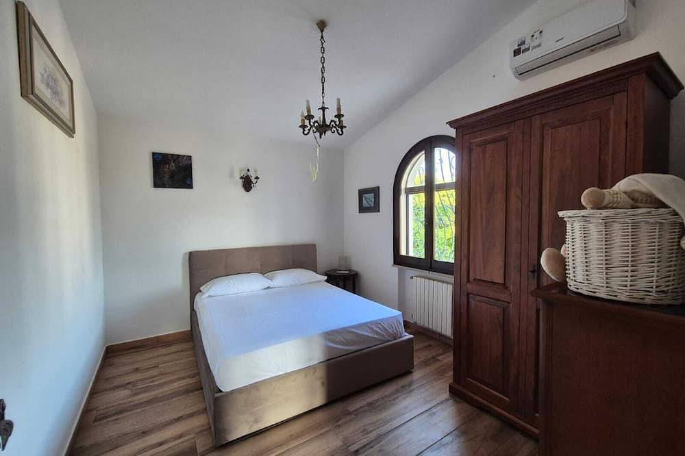 Villa bifamiliare con giardino con tre camere da letto a 300 Mt dalla spiaggia in Porto Columbu, Sarroch