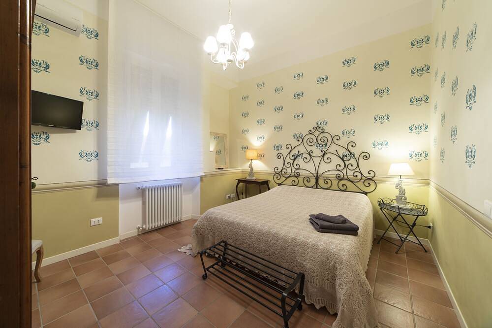 Family room with 2 double or twin rooms near the port and the Venice district. in Livorno, Etruskische Küste