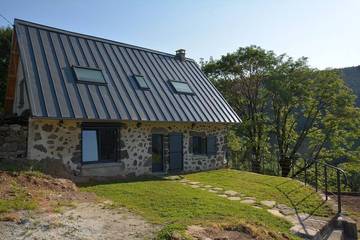 Gîte pour 4 personnes, avec terrasse et jardin à Thiézac