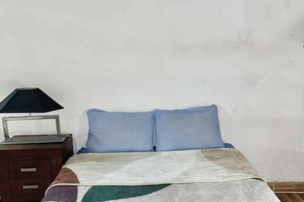 Habitacion sencilla en casa particular, con baño compartido cerca del centro in Onteniente, Provincia de Valencia