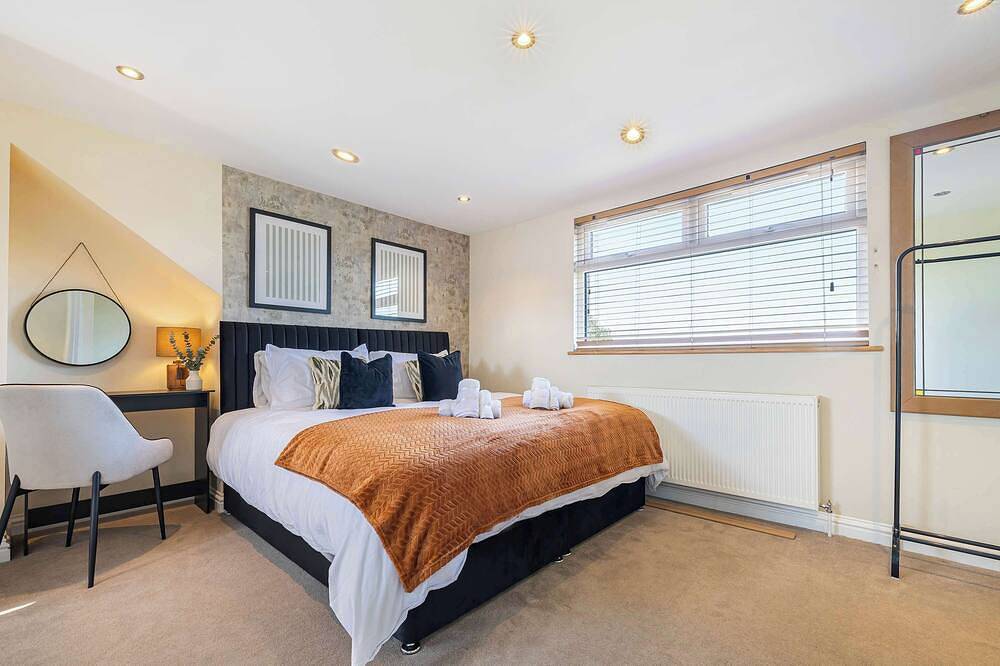 Spacious 4Br Home | Sleeps 9 | Parking | Garden in Goring-by-Sea, Worthing