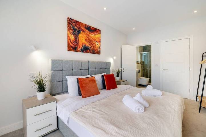 Contemporary Purley Hideaway: Luxury, Convenience & Tranquil Surroundings in Croydon, London