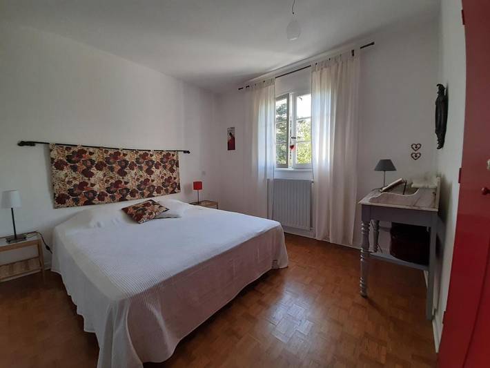 Gîte pour 2 personnes, avec Jardin ainsi que Piscine et Vue à L'Honor-de-Cos