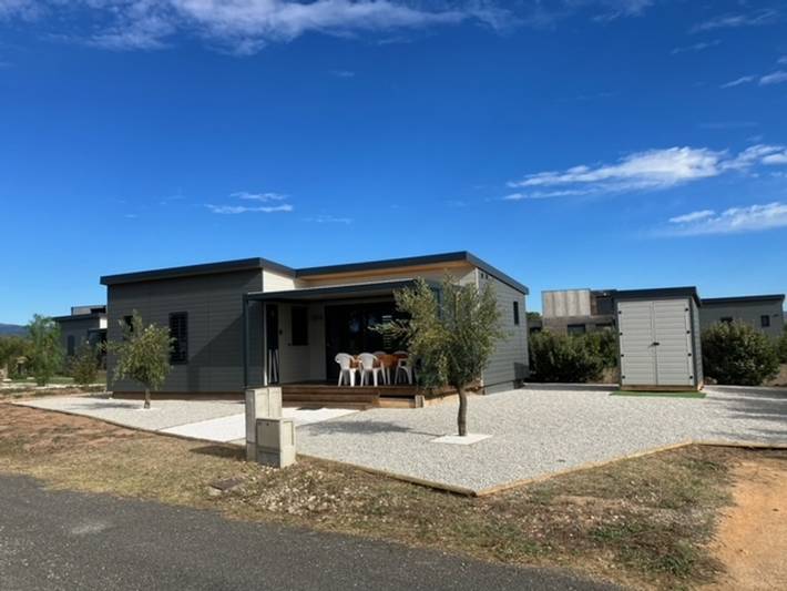 Chalet pour 6 personnes, avec piscine ainsi que jardin et terrasse