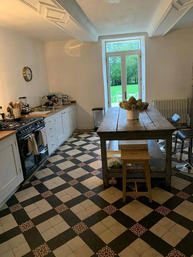 Location de vacances pour 15 personnes, avec jardin ainsi que terrasse et piscine à Donnay - 4