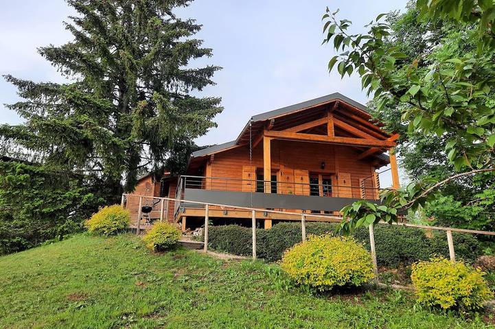Gîte pour 6 personnes, avec Terrasse ainsi que Jardin et Piscine à Saint-Laurent-en-Grandvaux