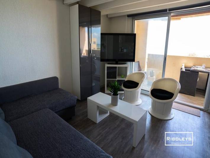 Gîte pour 4 personnes, avec piscine et balcon, adapté aux familles dans Plage de la Farinette - 3