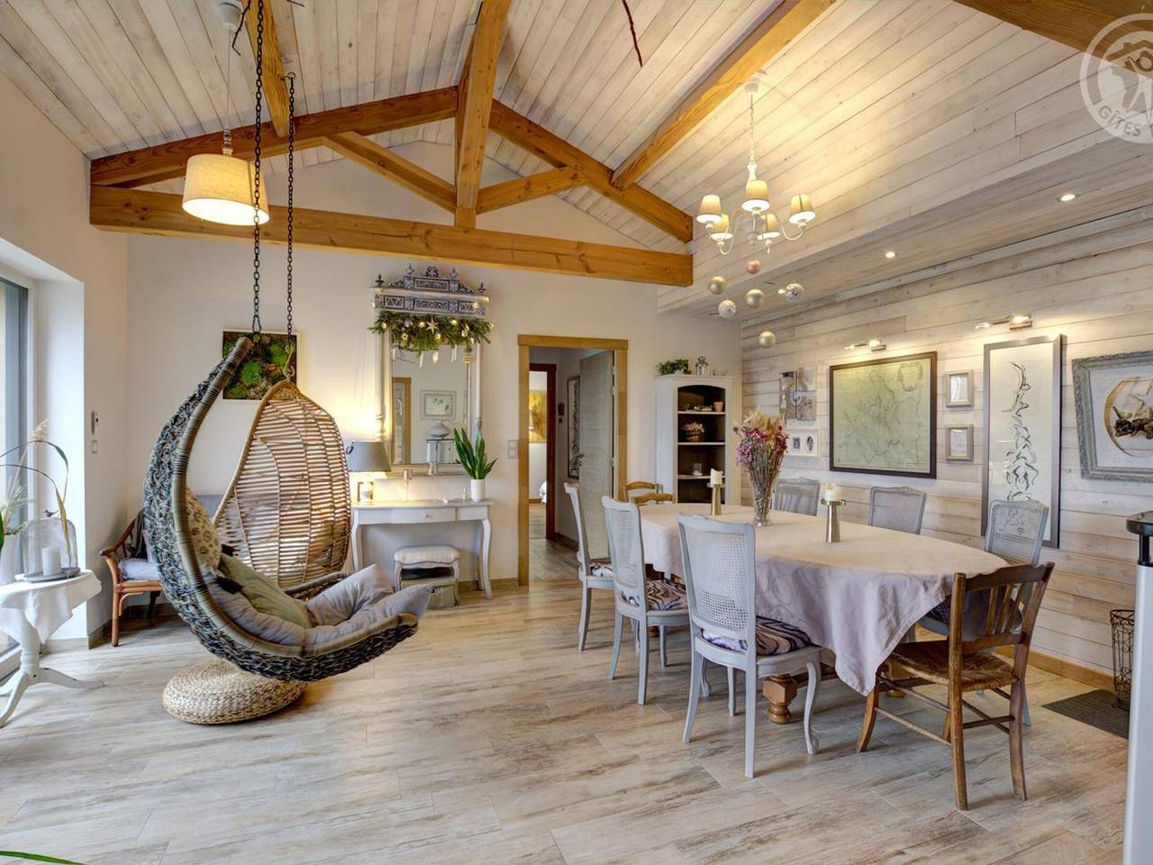 Gîte éco-responsable avec bassin naturel et vue panoramique in Champoly, Région de Roanne