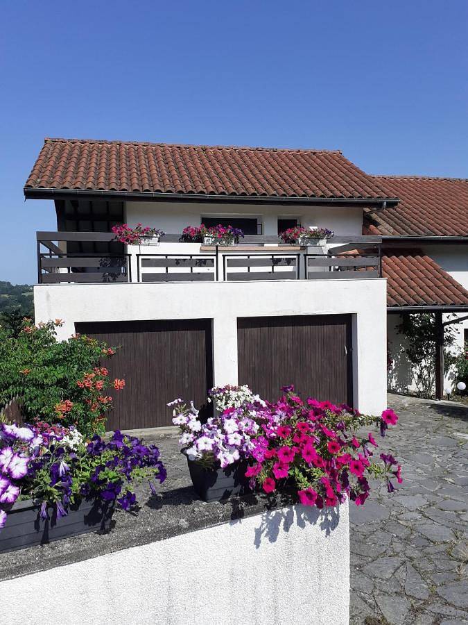 Location de vacances pour 6 personnes, avec Balcon et Terrasse ainsi que Jardin et Vue à Jussac