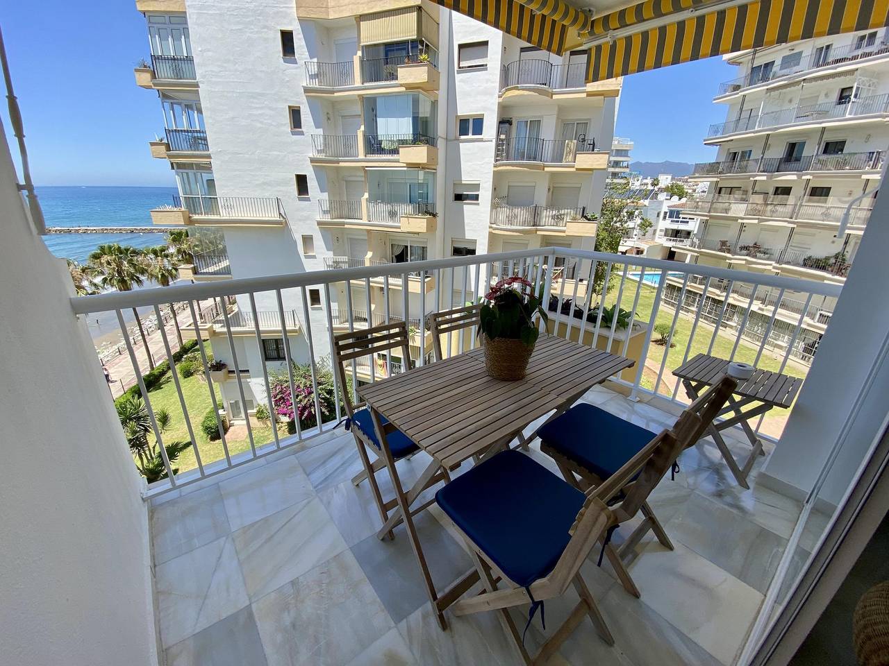 Entire apartment, Apartment 'Overlooking The Beach' with Sea View, Wi-Fi and Air Conditioning in Marbella Centre, Marbella