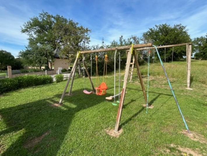 Casa de vacaciones 'Gîte Enzo' con terraza privada, jardín privado y balcón in Cabanes, Aveyron (desambiguación)