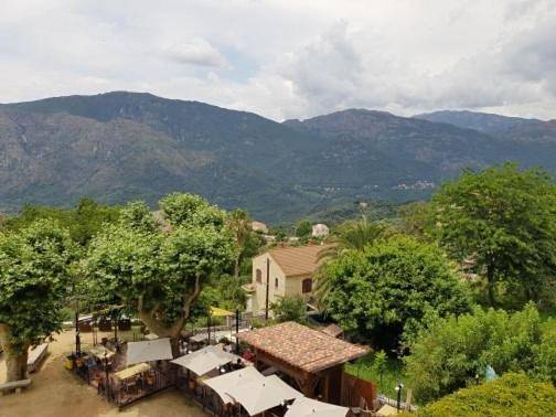 Chambre d’hôte pour 3 personnes, avec Balcon ainsi que Terrasse et Vue à Sainte-Lucie-de-Tallano