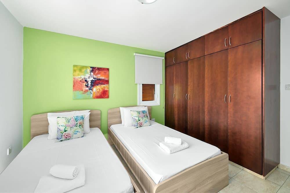 Beach Front Villa Azura Sunrise by Ezoria Villas in Peyia, Chipre Sur