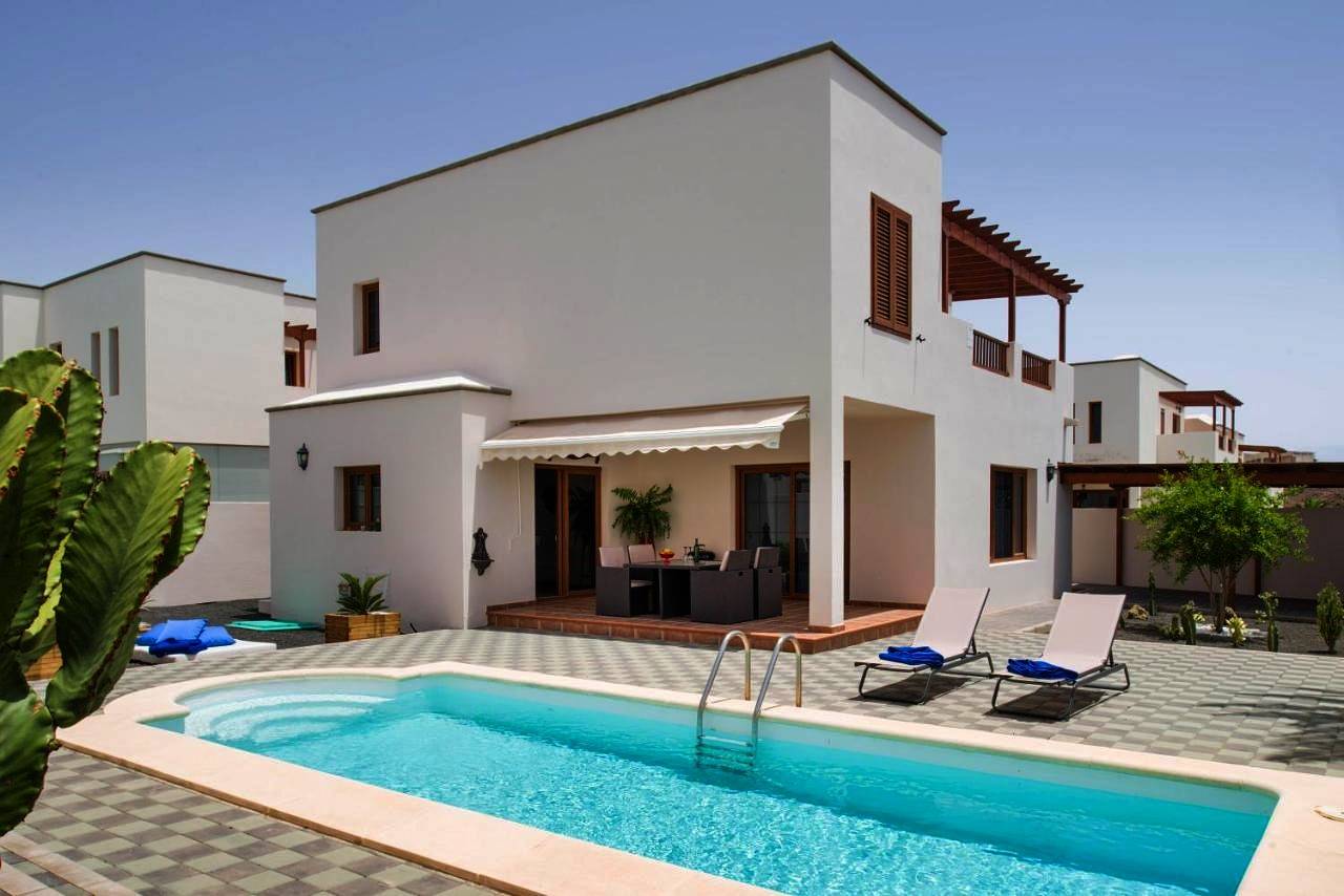 Four-Bedroom Villa with Private Pool in Costa Teguise, Teguise