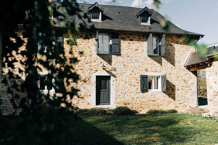 Location de vacances pour 7 personnes, avec jardin à Lasseubetat
