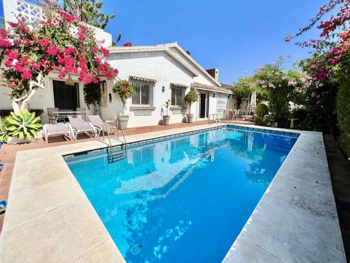 Ferienwohnung für 9 Personen, mit Pool und Terrasse sowie Garten, kinderfreundlich