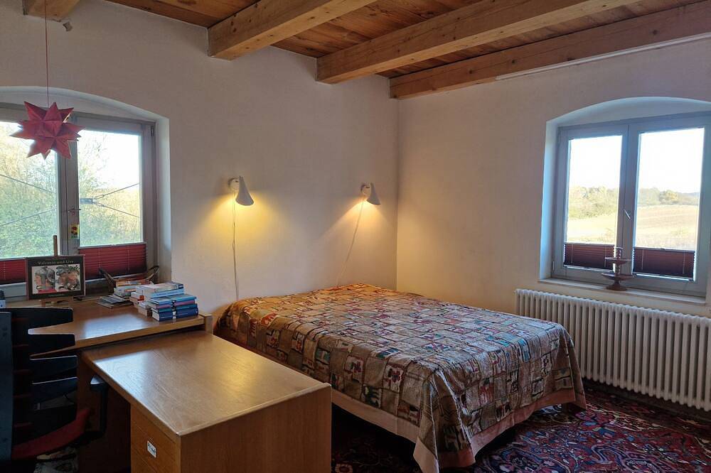 Ganze Wohnung, Gartenwohnung im Landhaus Jakob   bequeme Sofalandschaft vor drehbarem Kaminofen in Fürsterwerder, Nordwestuckermark