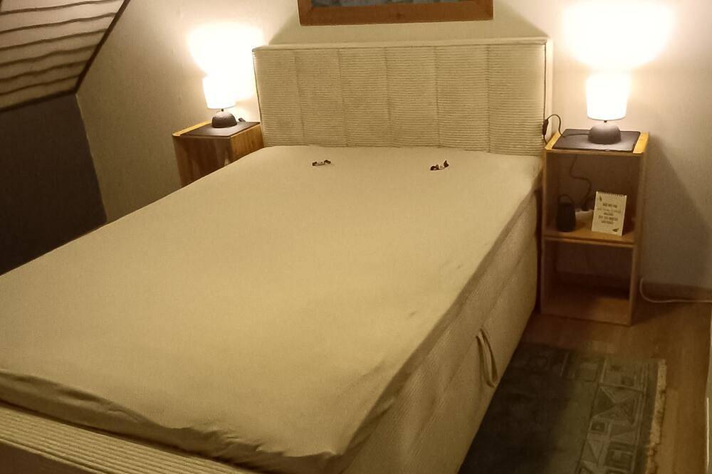 Ganze Wohnung, Neu renovierte 85 qm Nähe Veltins Arena, Cranger Kirmes, Zeche Zollverein in Herten, Kreis Recklinghausen