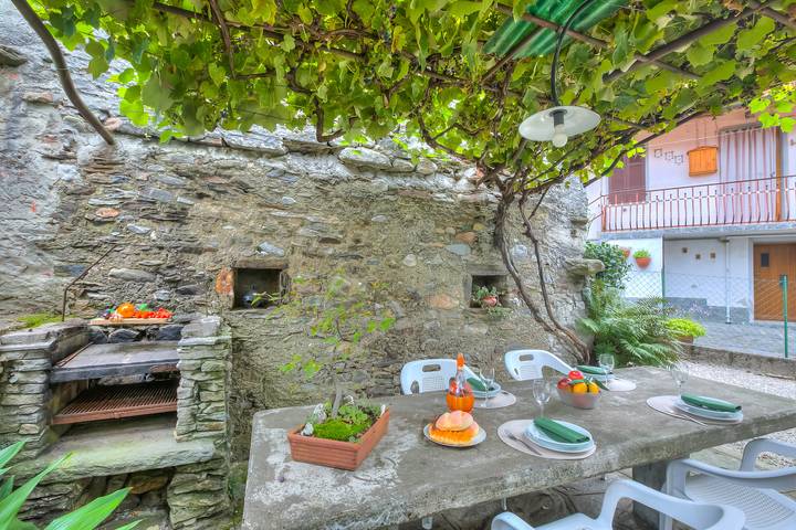 Gîte pour 4 personnes, avec balcon, adapté aux familles à Brovello-Carpugnino