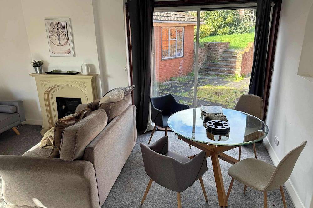 Large 4 Bed with Parking in Warwickshire