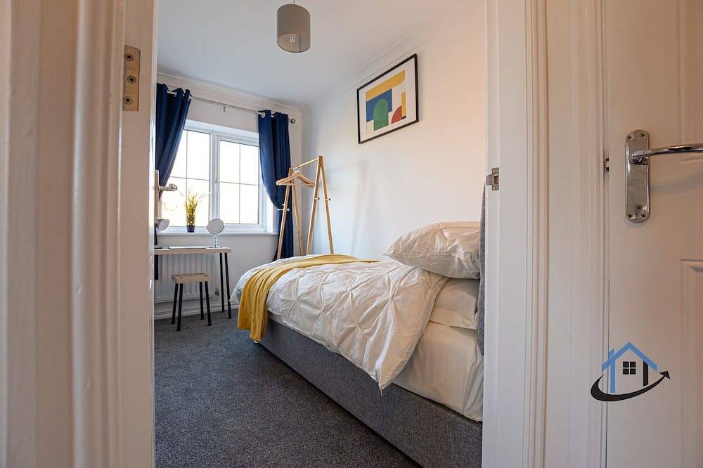 King bed, parkingx2, workspace, wifi, corporates. in Wootton (Northampton), Northampton