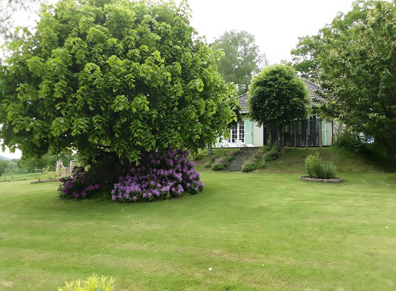 Gîte De Lonzanges : vue montagne, terrasse privée et Wi-Fi à Lanobre in Lanobre, Parc naturel régional des Volcans d'Auvergne