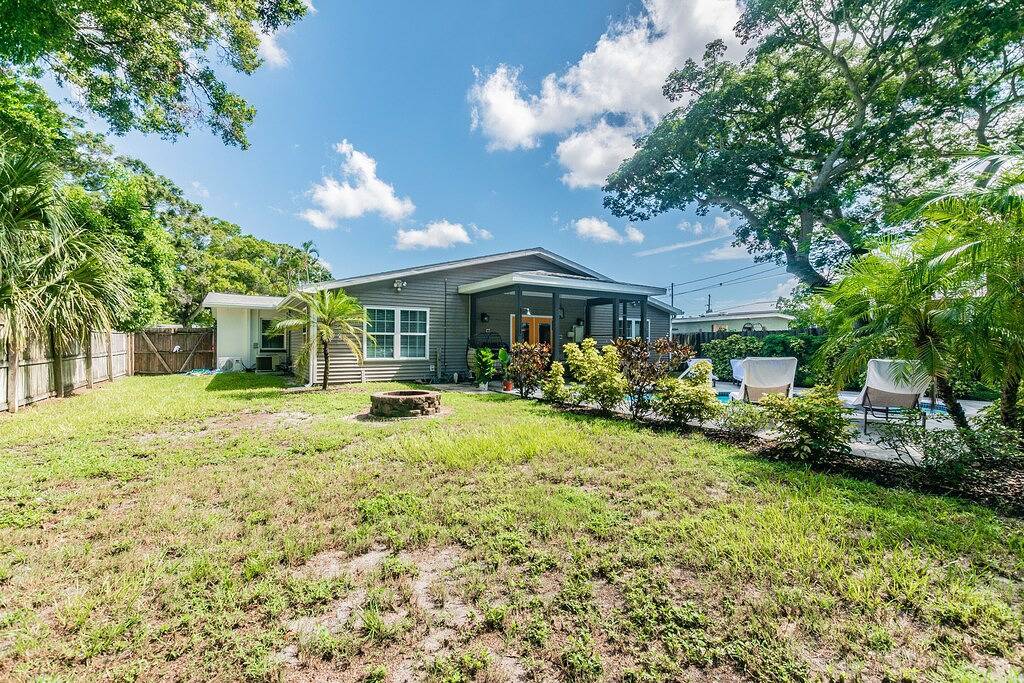 Home w/heated pool 10 mins to Clearwater Beach! in Largo, Pinellas County