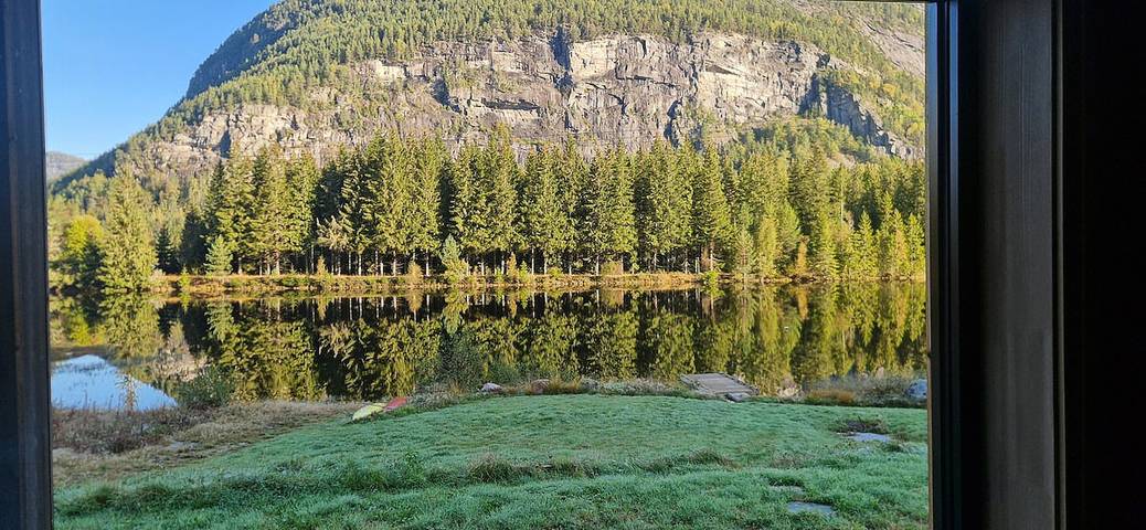 Hütte mit Steg am Fluss Otra im Setesdal in Bygland